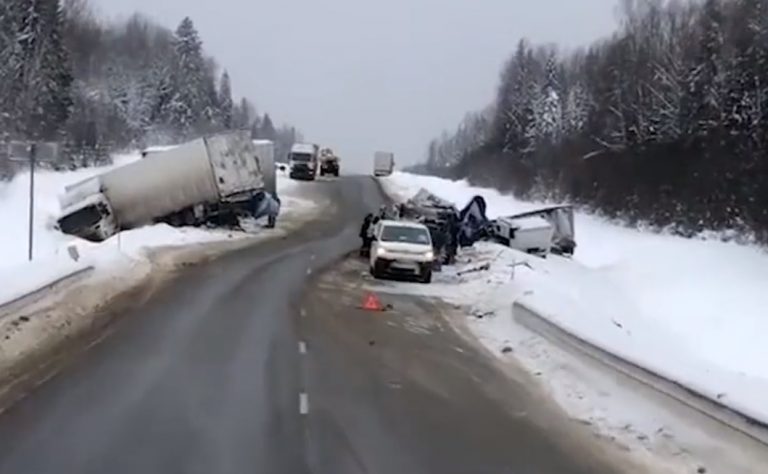 Грузовики сдувало, как пух: водители публикуют видео об обстановке на дорогах