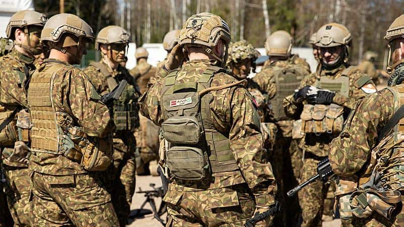 Министр обороны поручил подготовить план по привлечению военнослужащих в армию