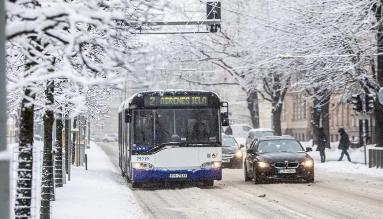 Из-за непогоды в Риге запаздывает общественный транспорт