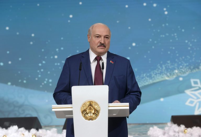 Лукашенко: хотел бы отдохнуть вместе с Путиным, но он меня с собой не берет