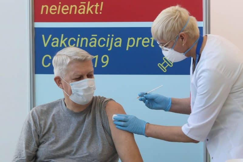 «Как можно заставить прививаться? Пойдете за ними с полицией?»: Затлерс назвал ошибку в вакцинации пожилых людей