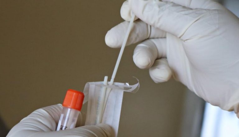 В Латвии выявлены 5972 новых случая COVID-19