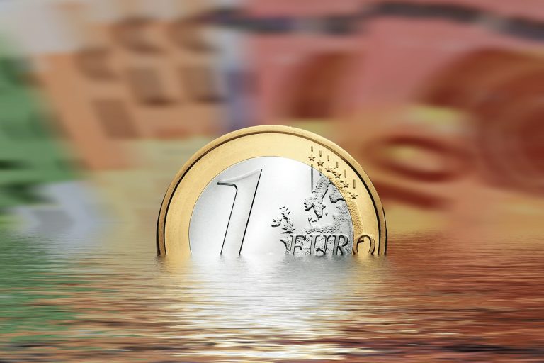 Увеличивая дефицит бюджета, правительство стимулирует инфляцию