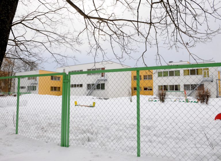 Все больше детсадов и школ в Риге уходят на карантин