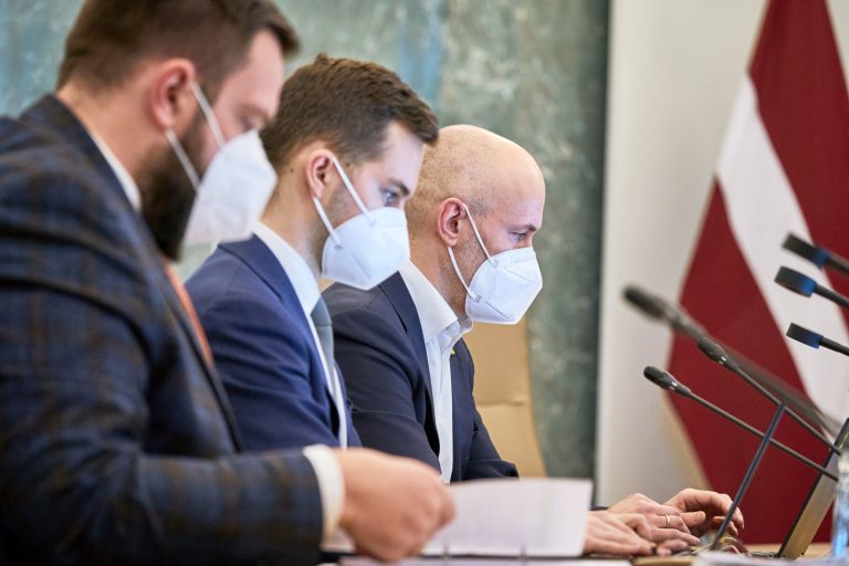 Министры продолжают искать решения, как уменьшить очереди на тестирование
