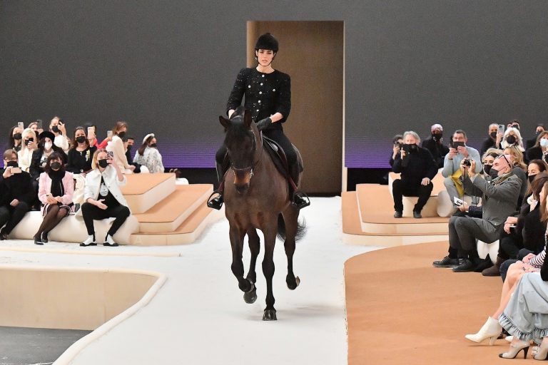 Княжна Монако верхом на коне открыла показ Chanel в Париже