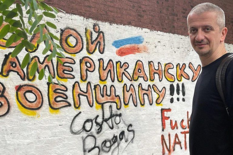 Собчак и Богомолов нарисовали граффити против НАТО