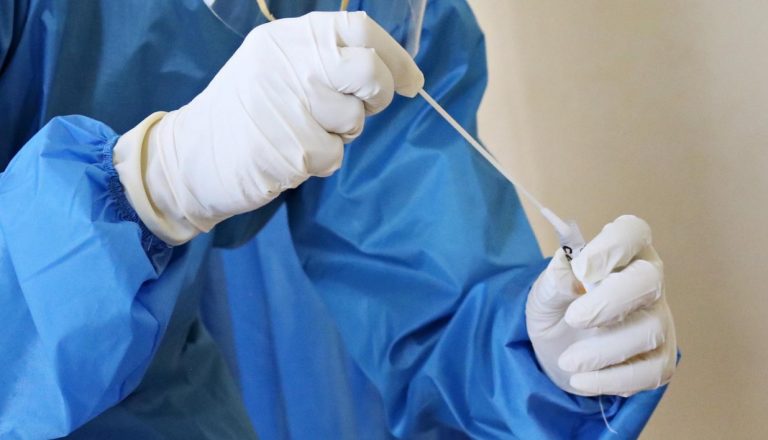 В Латвии выявлено 9087 новых случаев COVID, скончались 18 человек