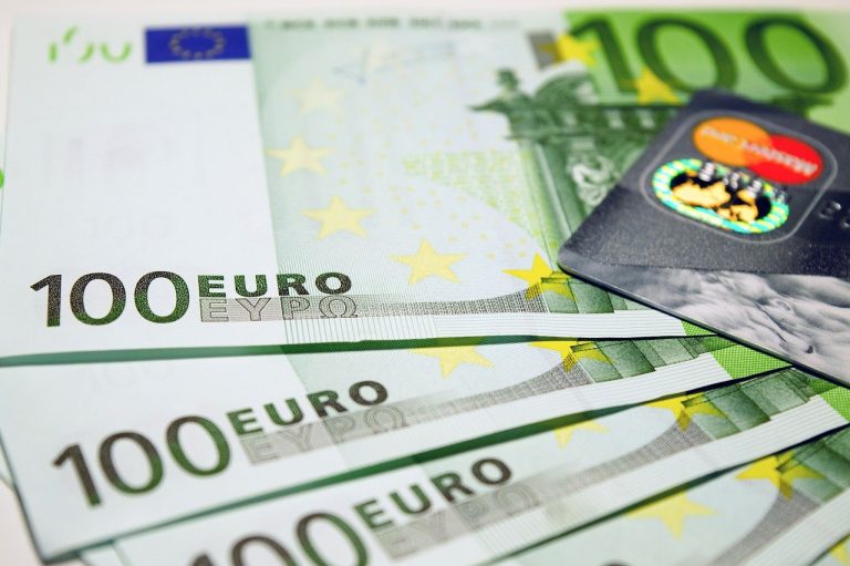 Министр: минимальную зарплату надо поднять до 600-650 евро