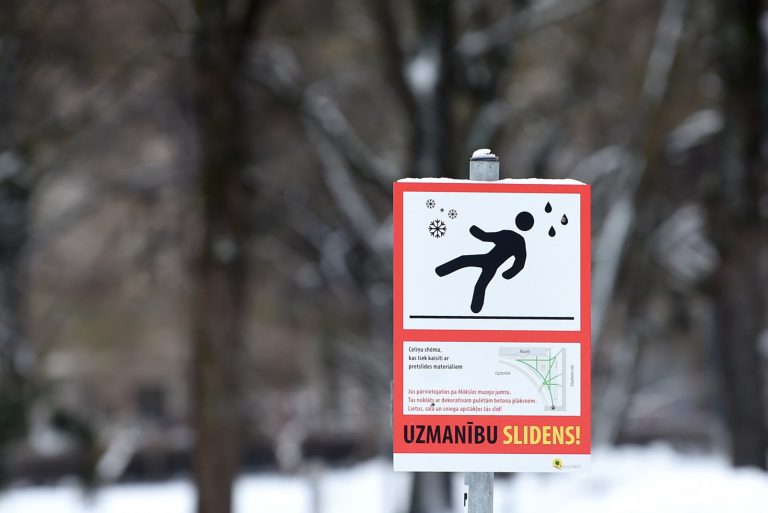 Сегодня в Латвии ожидается сильный ветер и метель, а в выходные — один из сильнейших снегопадов