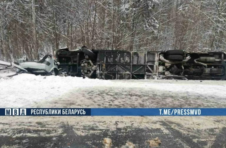Экскурсионный автобус потерпел аварию в Белоруссии. Пострадали более 40 россиян