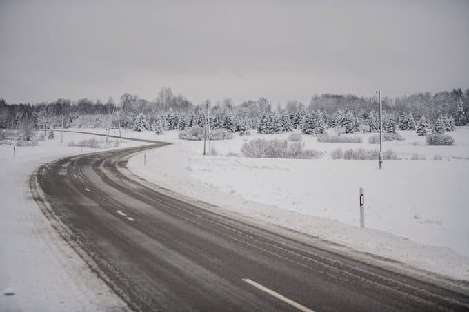 Передвижение по дорогам Латвии из-за обледенения осложнено