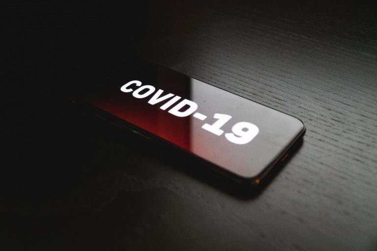 В Латвии выявлено 6 860 новых случаев COVID, скончались 6 человек