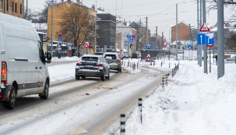 Cегодня в Риге из-за снега затруднено движение