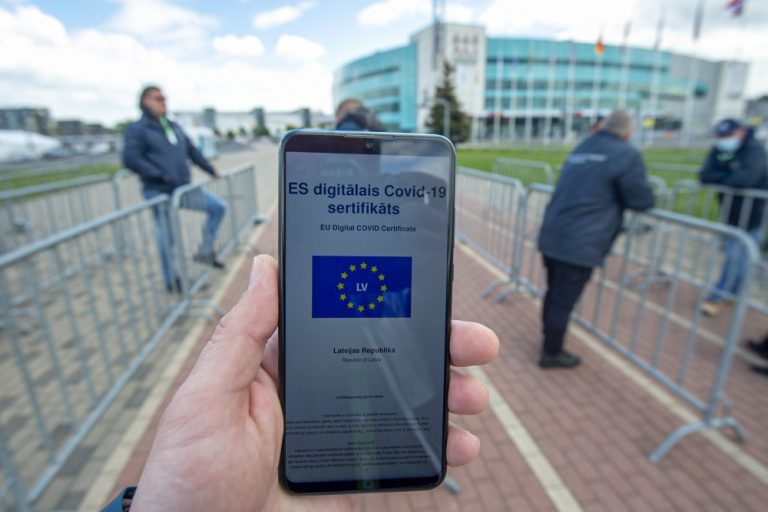 Полиция расследует 55 процессов о подделке ковид-сертификатов
