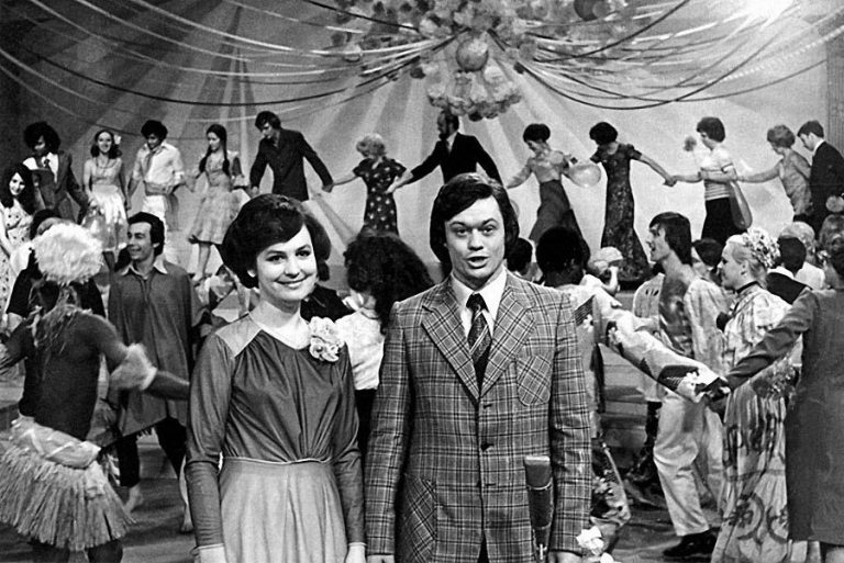 Караченцов ведет «Огонек», Горбачев спаивает Ришара, Монро без макияжа в нашей подборке исторических фото