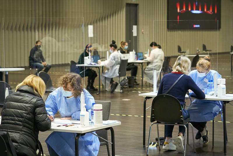 Бустерную вакцину получили уже 15% населения Латвии