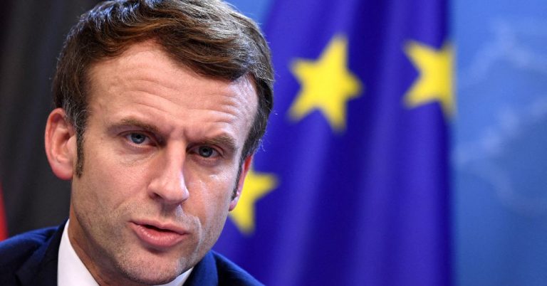 Президент Франции пообещал «разозлить» антиваксеров