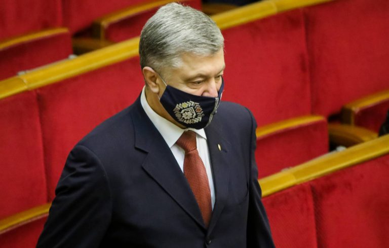 Киевский суд наложил арест на все имущество Порошенко