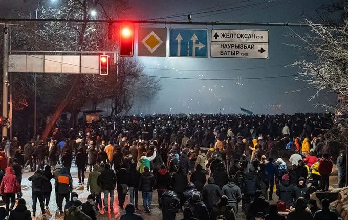 Число погибших силовиков в Алма-Ате выросло до 13, двое из них обезглавлены