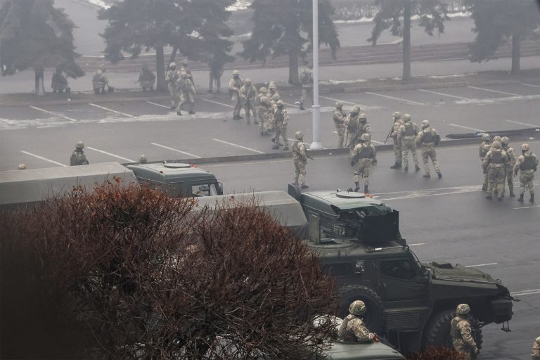 Военные сняли оцепление и ушли с площади в Алма-Ате: город зачистили от мародеров