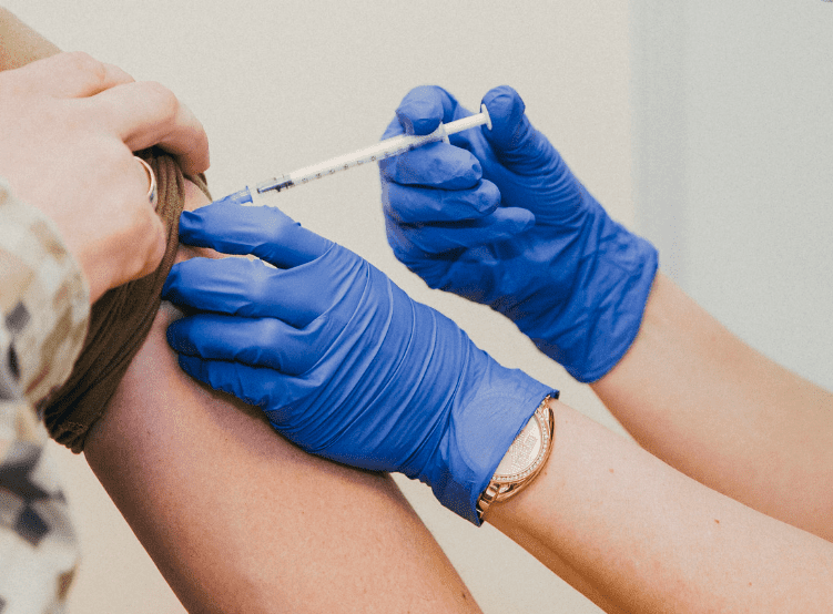 Вакцинацию от COVID-19 уже прошли или начали 70% населения Латвии