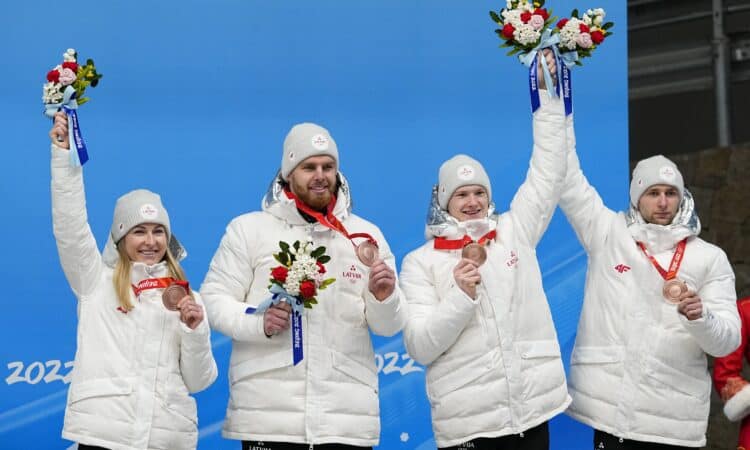 Латвийские саночники завоевали бронзовые медали на Олимпийских играх в Пекине