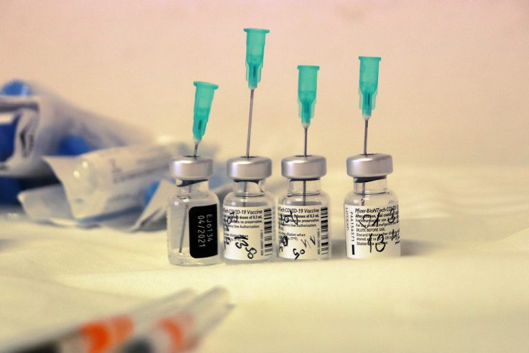 Процесс вакцинации завершили 68,7% латвийцев