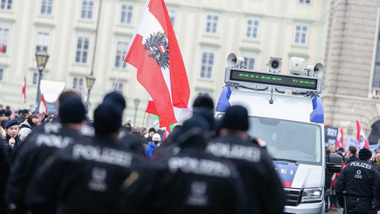 44 тысячи человек в Вене протестуют против обязательной вакцинации