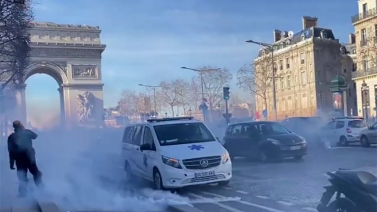 Во Франции «конвой свободы» на автомобилях попытался прорваться в сердце Парижа