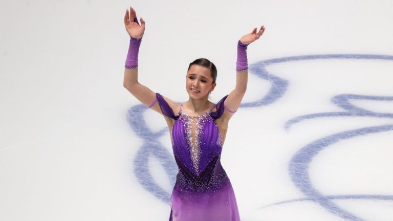 Камила Валиева выиграла короткую программу на Олимпиаде