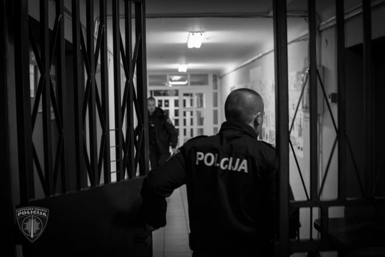 В Лиепае молодой человек насмерть заколол вилкой мужчину