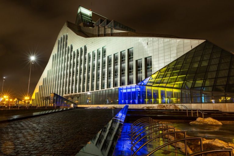 «Замок света» подсветили в цветах флага Украины