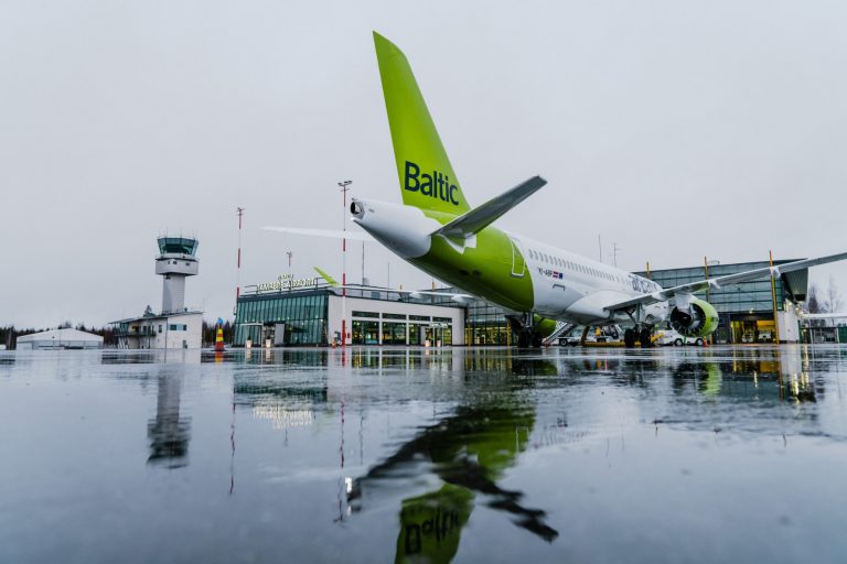 «Культурно послали»: пассажирам airBaltic «творчески» напомнили о важности ношения масок на борту