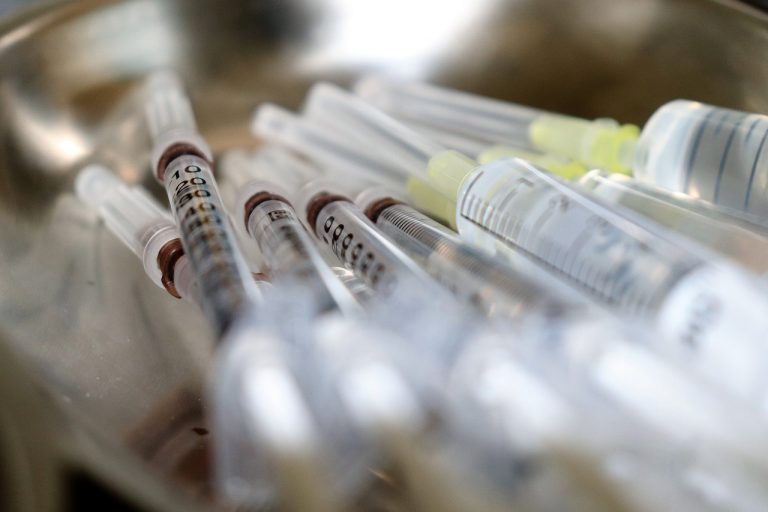 Полиция: есть люди, кто сделал более 10 прививок от COVID-19
