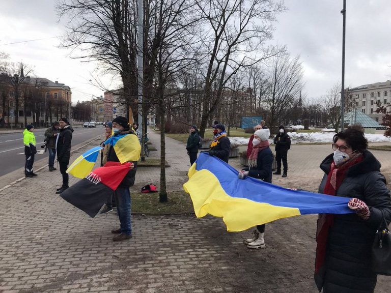 Жители Латвии у посольства России выступают против войны на Украине