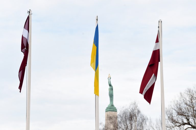 Парламентский секретарь Минобороны: несмотря на творящийся ужас на Украине, для людей в Латвии угрозы нет