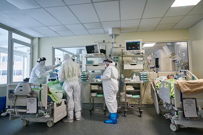 В Латвии выявлено 9 952 новых случая COVID, скончались 32 человека