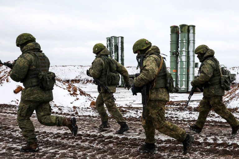 Война в Украине — день второй, НАТО призвала Россию остановить агрессию, образование в Латвии только на государственном языке и другие новости