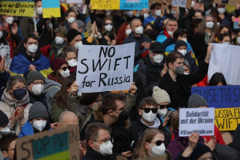 Российские банки под санкциями отключат от системы SWIFT