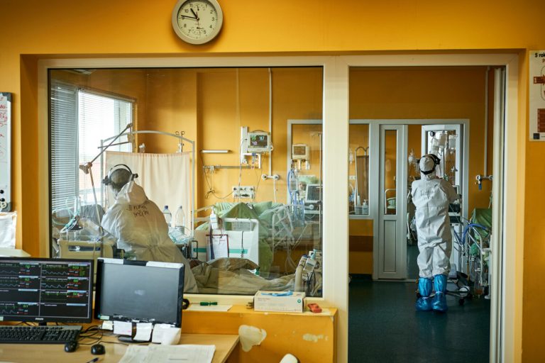 Количество COVID-пациентов в больницах приближается к 1000