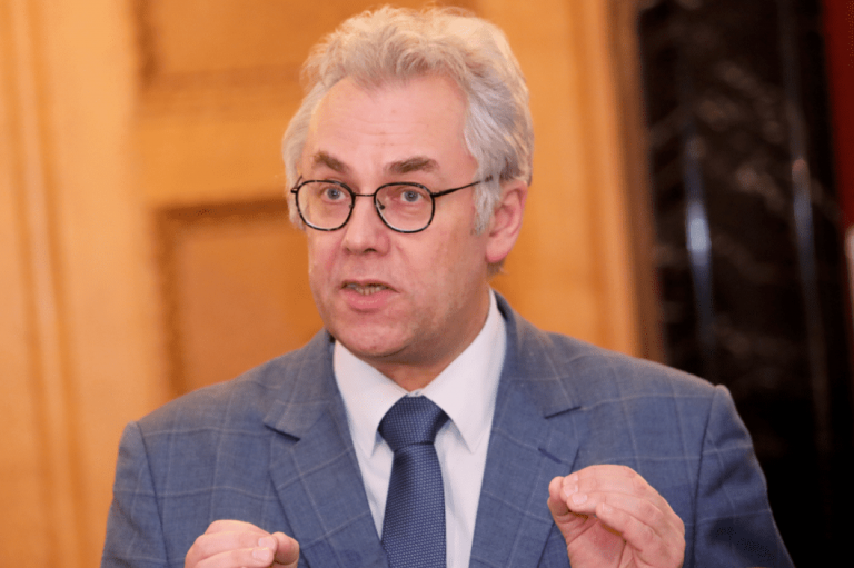Инфектолог заявил о недопустимости смягчения ковид-ограничений в ближайшие недели