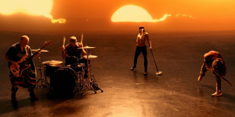 Red Hot Chili Peppers вернулись с новым синглом и прежним гитаристом
