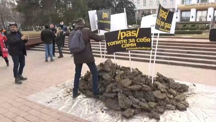Повышение цен в Молдавии: протестующие привезли к парламенту навоз