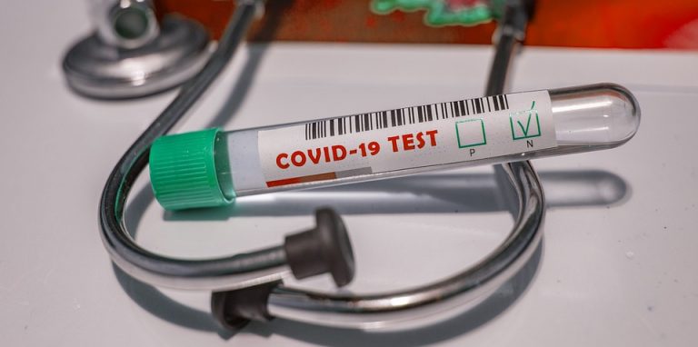 Ревакцинированные жители Латвии в 2,6 раза меньше «цепляют» COVID