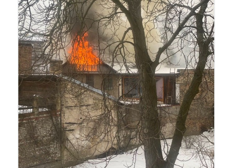 В Гризинькалнсе на чердаке частного дома возник пожар