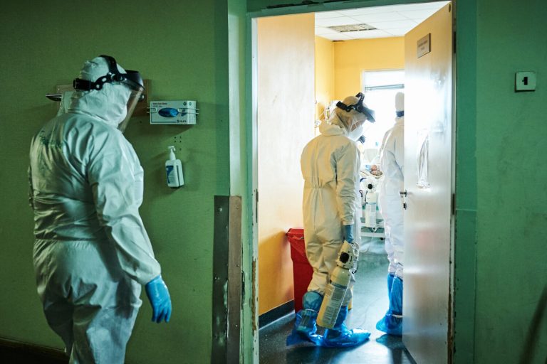 Число пациентов с COVID в больницах растет: из 1100 человек у 568 — это основной диагноз