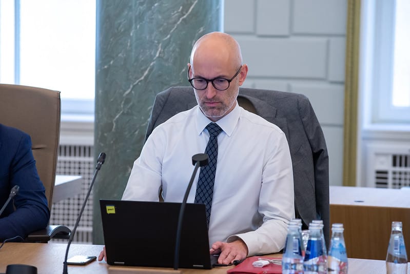 Павлютс предложил три этапа снятия COVID-ограничений