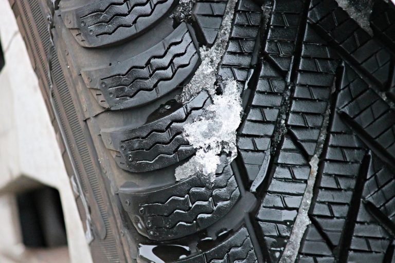 Госполиция призывает автоводителей не спешить менять зимние шины