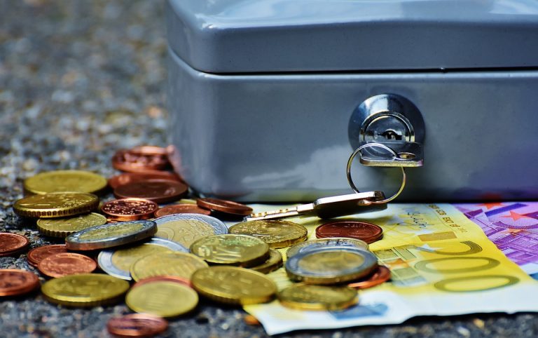 В банках Латвии заморожено 8 млн евро клиентов из России